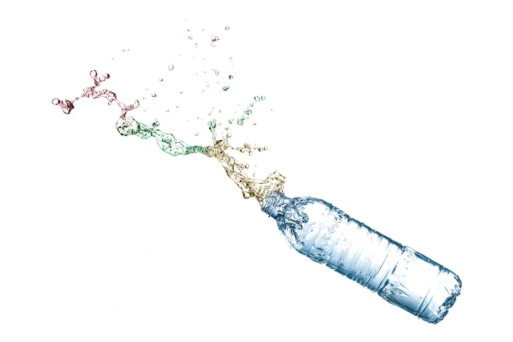 Foto wasserspritzer aus einer plastikflasche