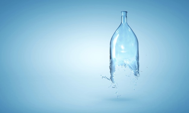 Wasserspritzer aus Glasflasche. Gemischte Medien