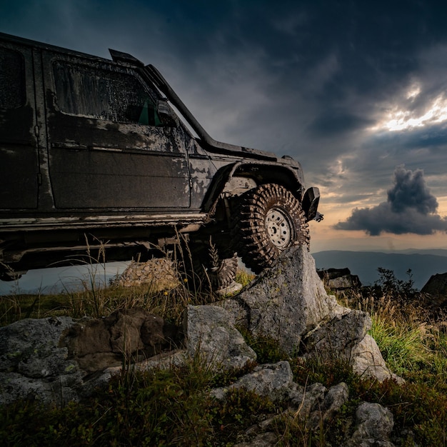 Wasserspritzer bei Offroad-Rennen Offroad-Jeep-Expedition zu den Dörfern auf der Bergstraße