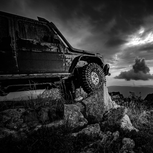 Wasserspritzer bei Offroad-Rennen Offroad-Jeep-Expedition zu den Dörfern auf der Bergstraße