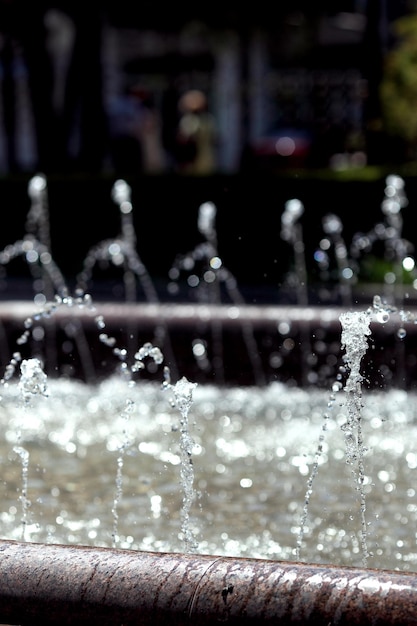 Wasserspritzer im abstrakten Bild des Brunnens