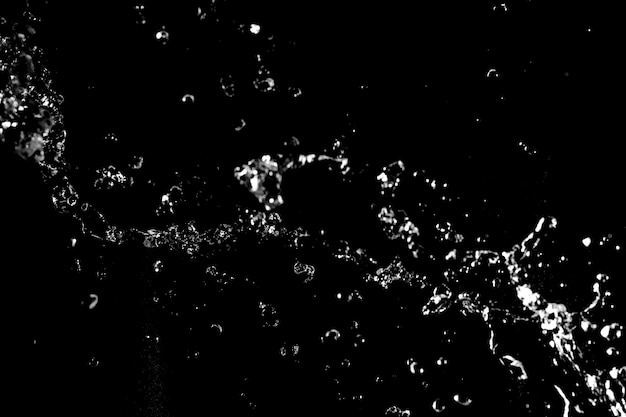 Wasserspritzer isoliert auf schwarzem Hintergrund weiße Jets mit Tropfen
