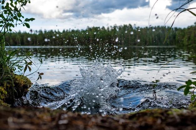 Wasserspritzer mit Blasen von Menschen, die in einen ruhigen See springen