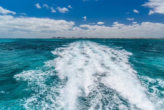 Wasserspur, die von einem Boot im Seereisebild auf einem Boot im Karibischen Ozean in der Nähe von Cancun Yucatan Mexiko hinterlassen wurde