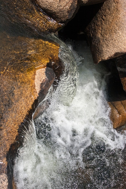 Wasserstrahl fällt die Steine hinunter