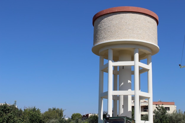 Wassertank aus natursteinbeschichtetem beton unter blauem himmel Kostenlose Fotos