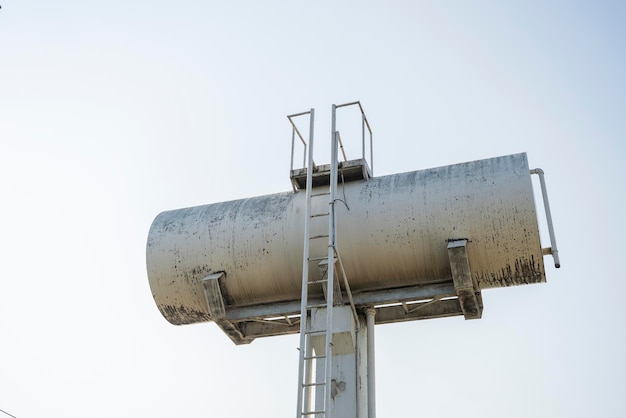 Wassertank-Zementfabrik mit weißem Himmel