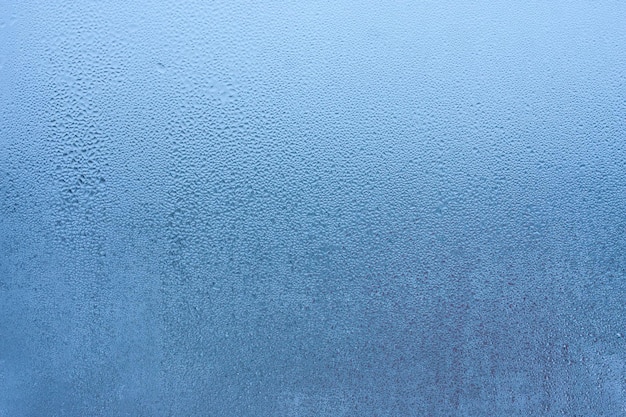 Wassertröpfchen Kondensation Hintergrund von Tau auf Glas Feuchtigkeit und nebligen leeren Hintergrund Kondensation auf dem Glas des Metall-Kunststoff-Fensters Außerhalb des Fensters Regen bei schlechtem Wetter