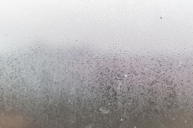 Wassertröpfchenkondensationshintergrund von Tau auf Glas, Feuchtigkeit und nebligem Leerzeichen. Draußen, schlechtes Wetter, Regen