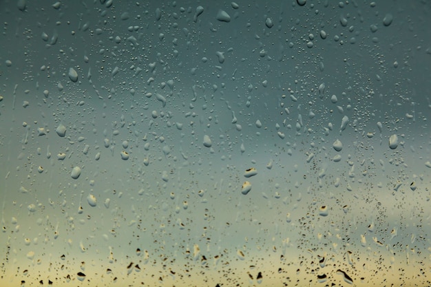 Wassertropfen am Fenster nach Regen