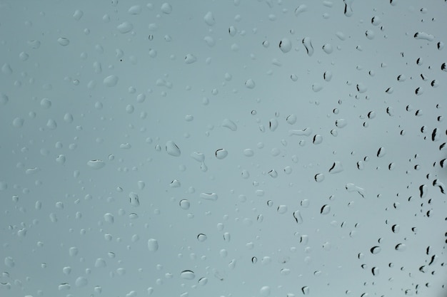 Wassertropfen auf Autoglas. Tränentropfen auf klarem Fenster