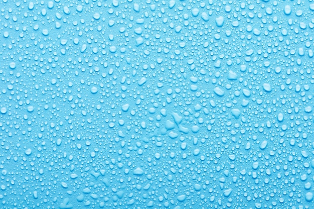 Wassertropfen auf blauem Hintergrund