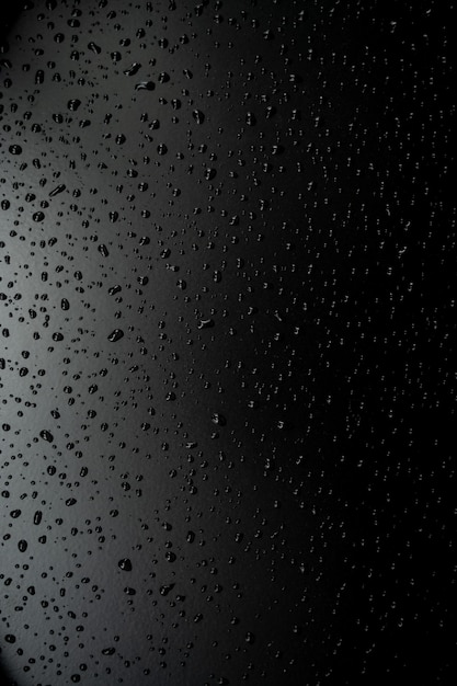 Wassertropfen auf dem Boden mit schwarzem Hintergrund