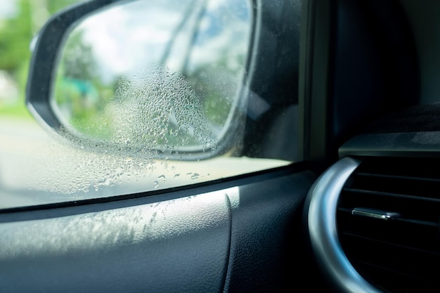 Wassertropfen auf der Windschutzscheibe Wassertropfen entstehen durch die Luft im Inneren des Autos kühler als die Luft außerhalb des Autos Wasserdampf auf dem Glas