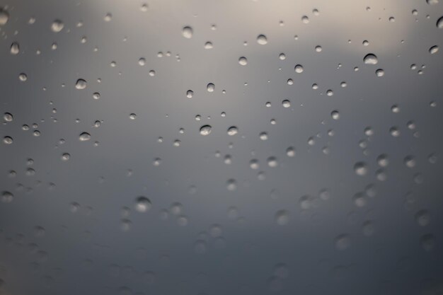 Wassertropfen auf der Windschutzscheibe