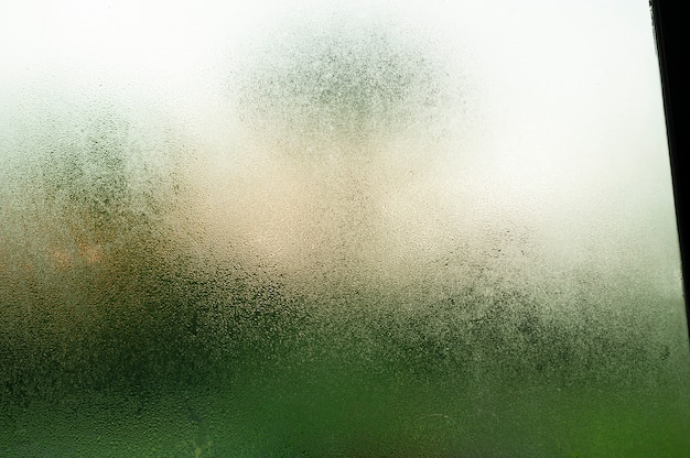 Wassertropfen auf die Fensterscheibe