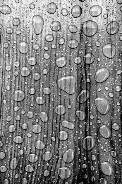 Wassertropfen auf einem hölzernen Hintergrund