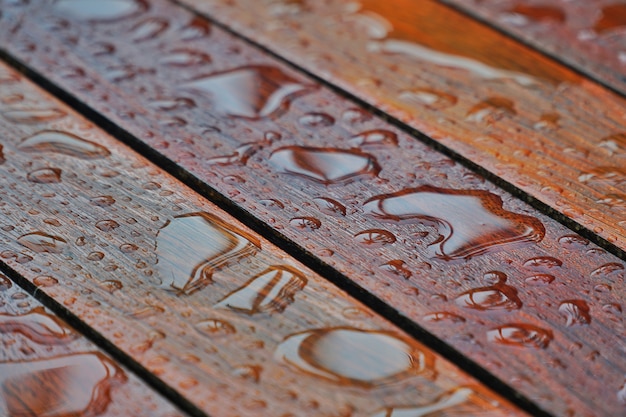 Wassertropfen auf einer Bretterbodenoberfläche Tropfen Wasser auf Holz mit Regentropfen nach einem Regen.