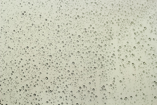 Wassertropfen auf Fensterglashintergrund.