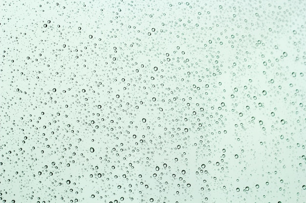 Wassertropfen auf Fensterglashintergrund.