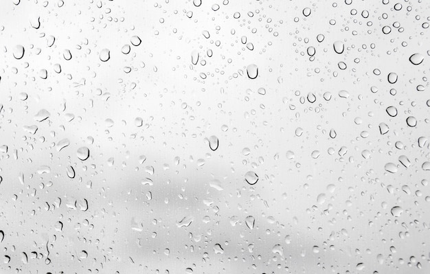 Wassertropfen auf Glas oder Regentropfen