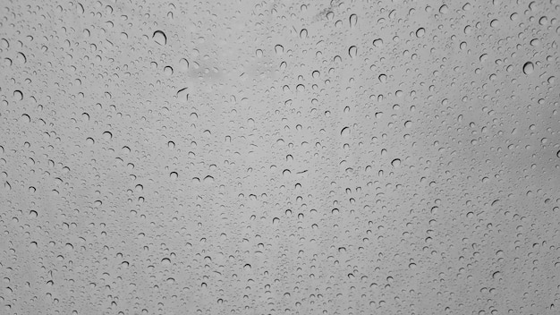 Wassertropfen auf Glas