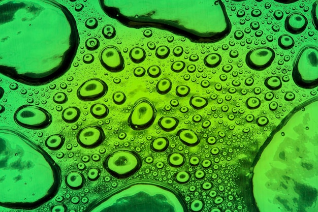 Wassertropfen auf grünem Metall eine schöne ungewöhnliche Textur