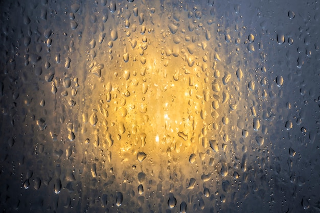 Foto wassertropfen auf hellem glashintergrund