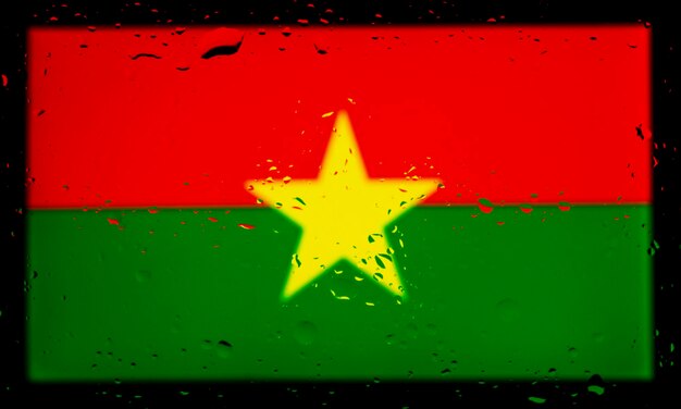 Wassertropfen auf Hintergrund der Flagge von Burkina Faso Geringe Schärfentiefe Selektiver Fokus Getönt