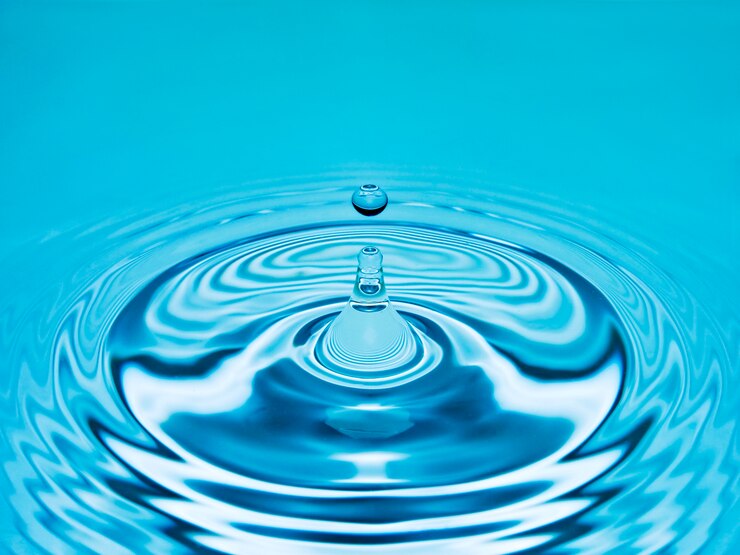 Wassertropfen auf Oberflächenwelle