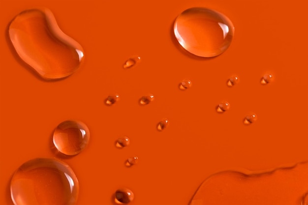 Wassertropfen auf orangefarbenem Hintergrund