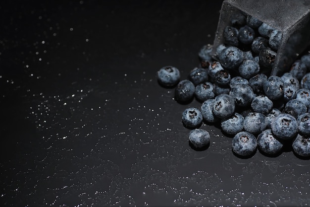 Wassertropfen auf reife süße Blaubeere Makrotextur von BlaubeerbeerenTextur Blaubeerbeeren