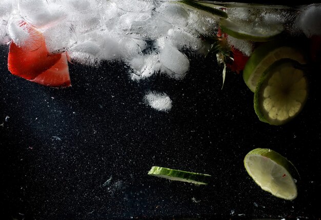 Wassertropfen auf reifen süßen Früchten und Beeren. Hintergrund der frischen Früchte mit Kopienraum für Ihren Text. Veganes und vegetarisches Konzept.