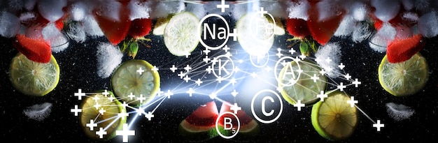 Wassertropfen auf reifen süßen Früchten und Beeren. Hintergrund der frischen Früchte mit Kopienraum für Ihren Text. Veganes und vegetarisches Konzept.