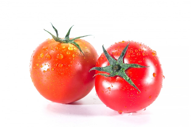 Wassertropfen auf Tomaten auf Weiß