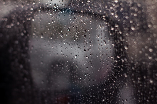 Wassertropfen im Autoglas