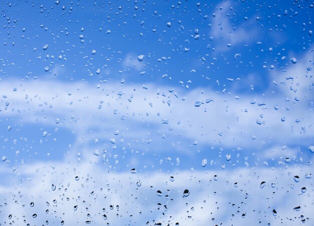 Wassertropfen nach Regen auf der Fensterglasoberfläche.