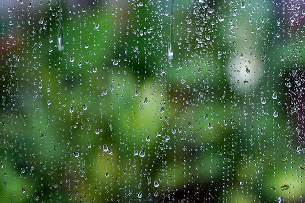 Wassertropfen oder Regentropfen auf Glas Wassertropfen können auf Milchglaswände oder durchscheinende Fenster gelangen