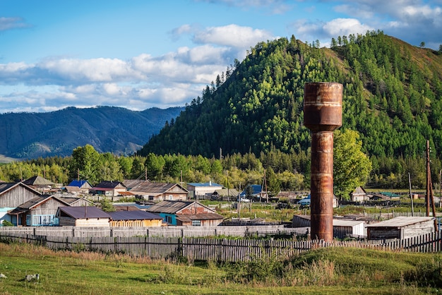 Wasserturm in einem Bergdorf Russland Altai Bergdorf Tuecta