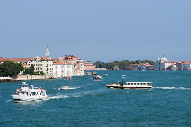 Wasserverkehr von Wasserbussen und Zivilbooten im Sommer Venedig