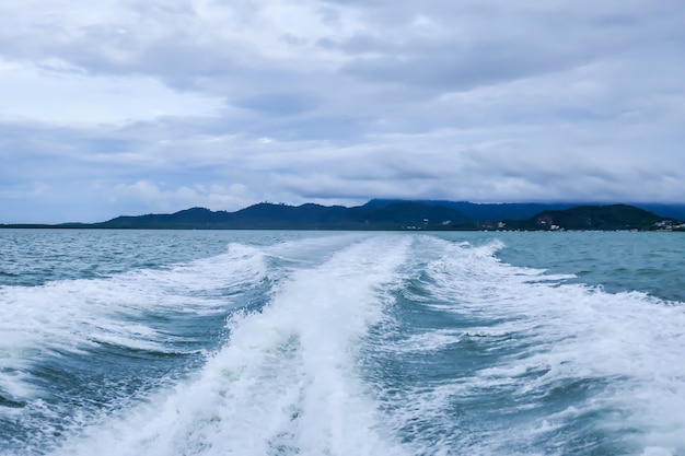 Wasserwelle vom Schnellboot