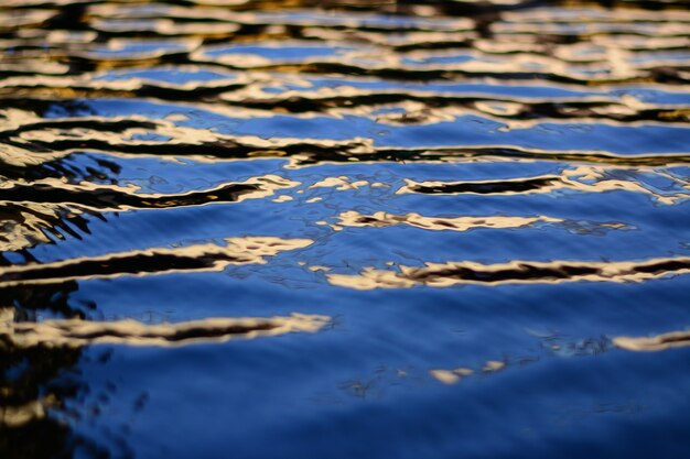 Wasserwellenahaufnahme für Hintergrund