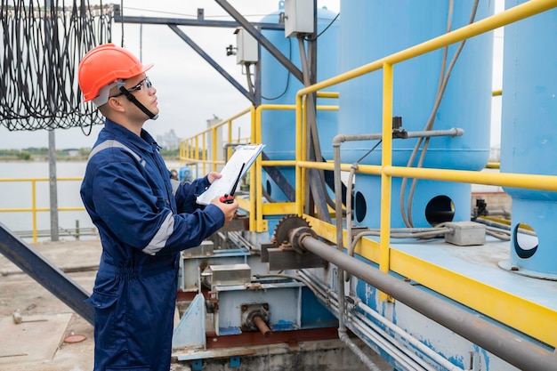 Wasserwerkswartungstechniker Maschinenbauingenieure überprüfen das Steuerungssystem in der Wasseraufbereitungsanlage