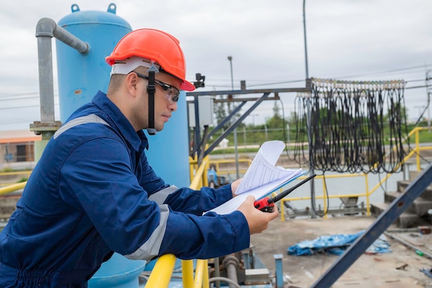 Wasserwerkswartungstechniker Maschinenbauingenieure überprüfen das Steuerungssystem in der Wasseraufbereitungsanlage