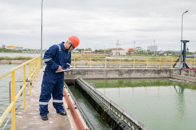 Wasserwerkswartungstechniker Maschinenbauingenieure überprüfen das Steuerungssystem in der Wasseraufbereitungsanlage