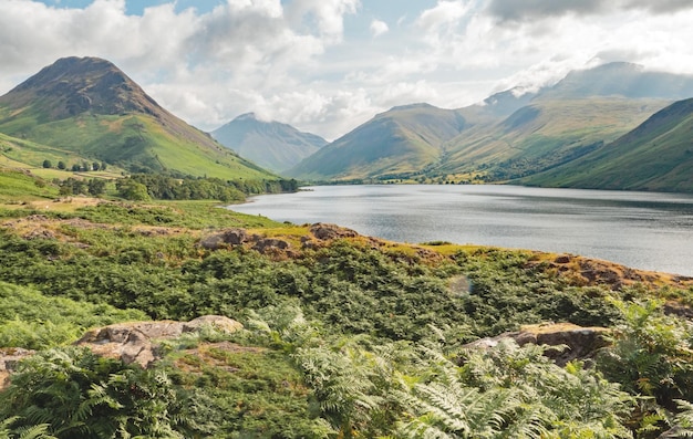 Wast Water olhando para Great Gble e Scafell Pike. A cabeceira do lago está à distância. Wastwater é o deepes lke na Inglaterra