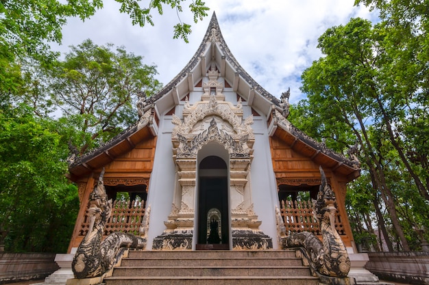 Wat Analayo Thipphayaram o Templo de Analayo está en Doi Busarakam, provincia de Phayao, Tailandia