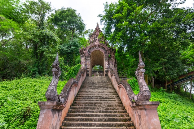 Wat analayo thipphayaram ou templo analayo fica em doi busarakam, província de phayao, tailândia