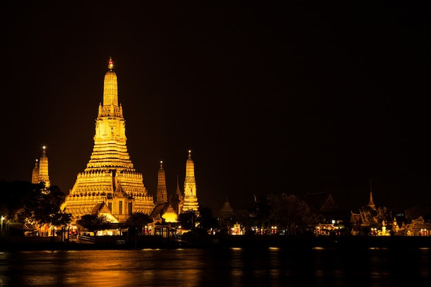 Wat Arun à noite.