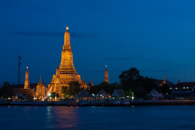 Wat Arun à noite.